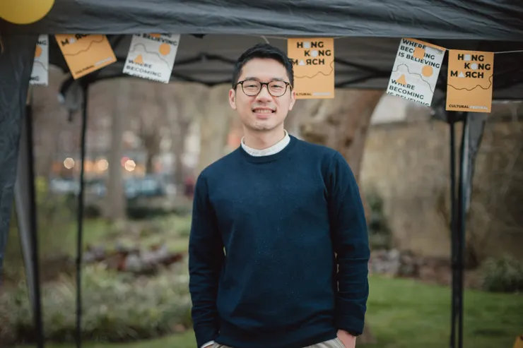 目前流亡到英國的香港民主運動人士羅冠聰，在《時代推著我們前行》一書中描繪成其長過程和流亡的經歷，他表示想擺脫「流亡」所附帶的被動標記，證明自己的選擇是一種戰鬥。圖片取自羅冠聰臉書粉專。