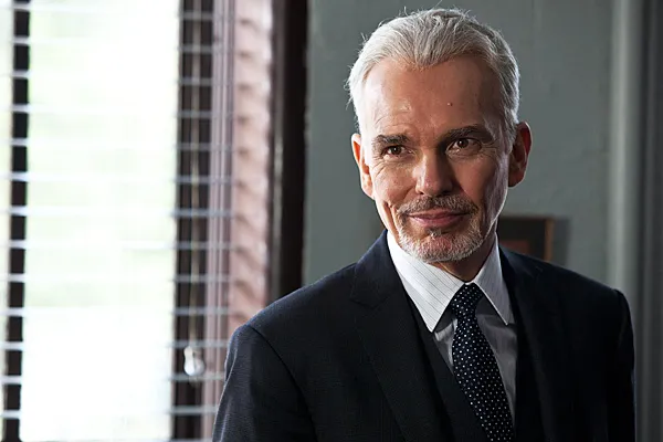 比利鮑伯松頓飾演的檢察官，與小勞勃道尼在法庭上有精彩的攻防戲。