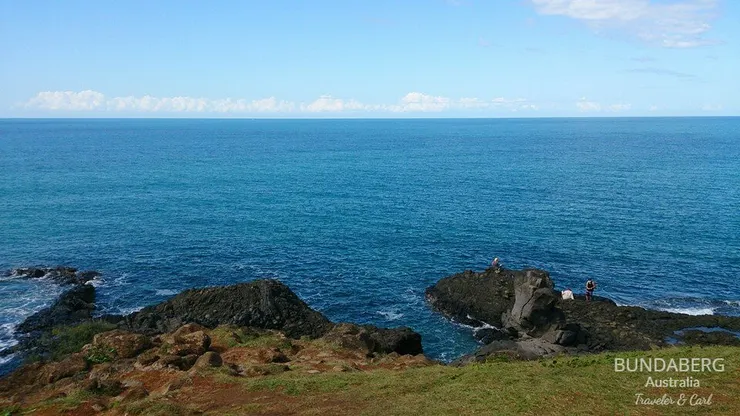邦德堡海邊，碧藍的大海，與垂釣的釣客