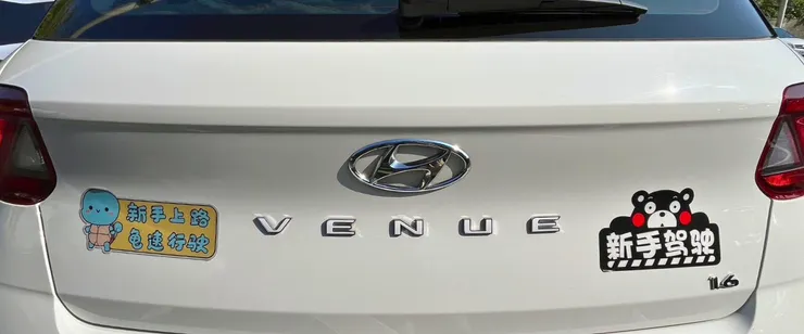 磁吸車貼可完整吸附在車子鈑金上，有夠讚