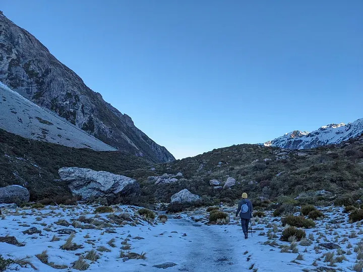Hooker Valley Track_步道中間都是黑冰（黑色部分），必須走旁邊避免打滑