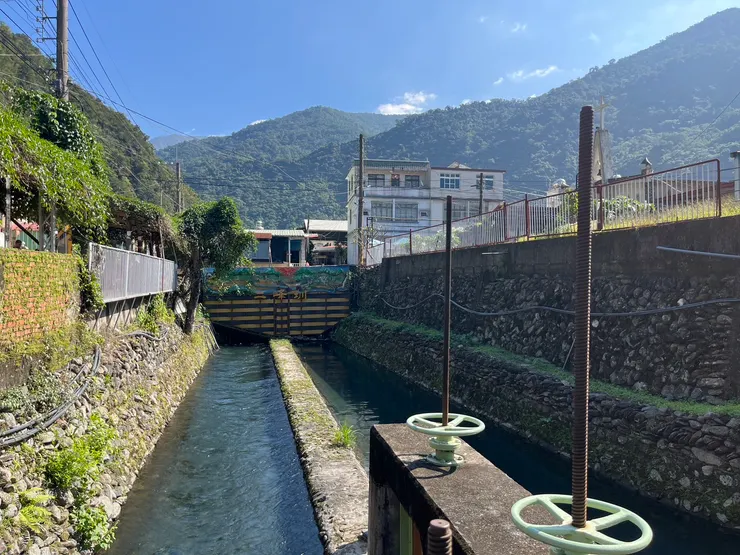 側向溢流堰的分流區域