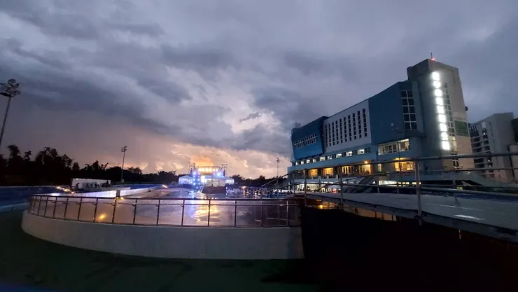 沒有這氣勢磅礡的雲，就顯不出場景的美