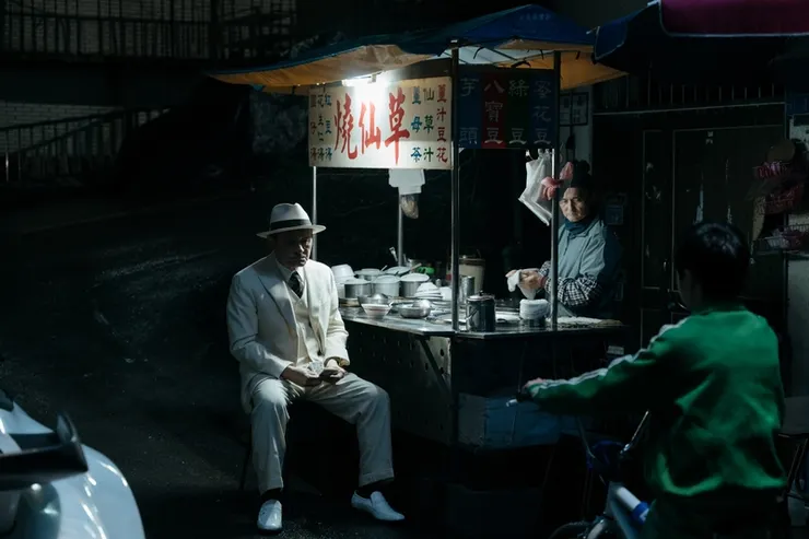 前中段《老狐狸》維持著寫實又介於封閉世界的寓言感，整個形式的調度與氣氛營造，拿下60屆金馬最佳導演實至名歸。