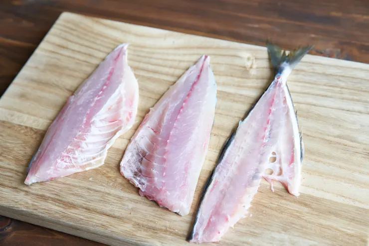 三枚切的魚大概會長這樣，會有兩塊可以處理成無骨的魚排