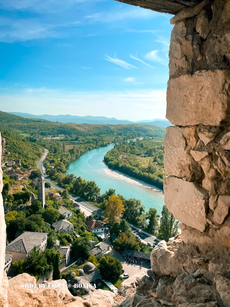 堡壘石窗看出去的景色。