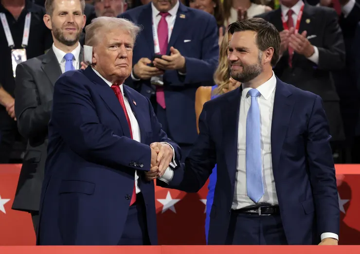 從反川到挺川，出身於俄亥俄州白人藍領家庭的范斯（右），曾以自傳《絕望者之歌》的生命故事，給予白人藍領選民極大的共感，也證明了「美國夢」式的階級翻轉仍有可能。（攝影／Win McNamee／Getty Images）