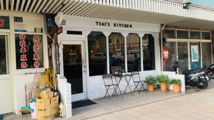 咖啡店在這排民房中，顯得相對突兀。