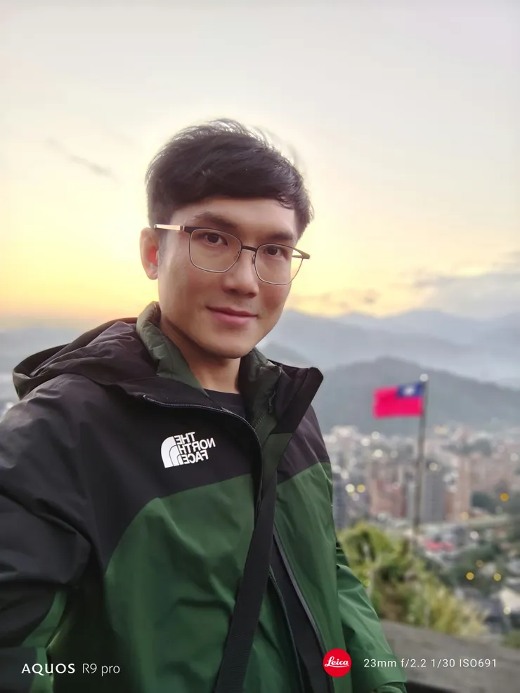 小獅山觀景台與暮色合照。使用前鏡頭自拍雖然效果也不錯,但比起標準鏡頭而言,還是看得出不少運算痕跡(SHARP AQUOS R9 pro,23mm)