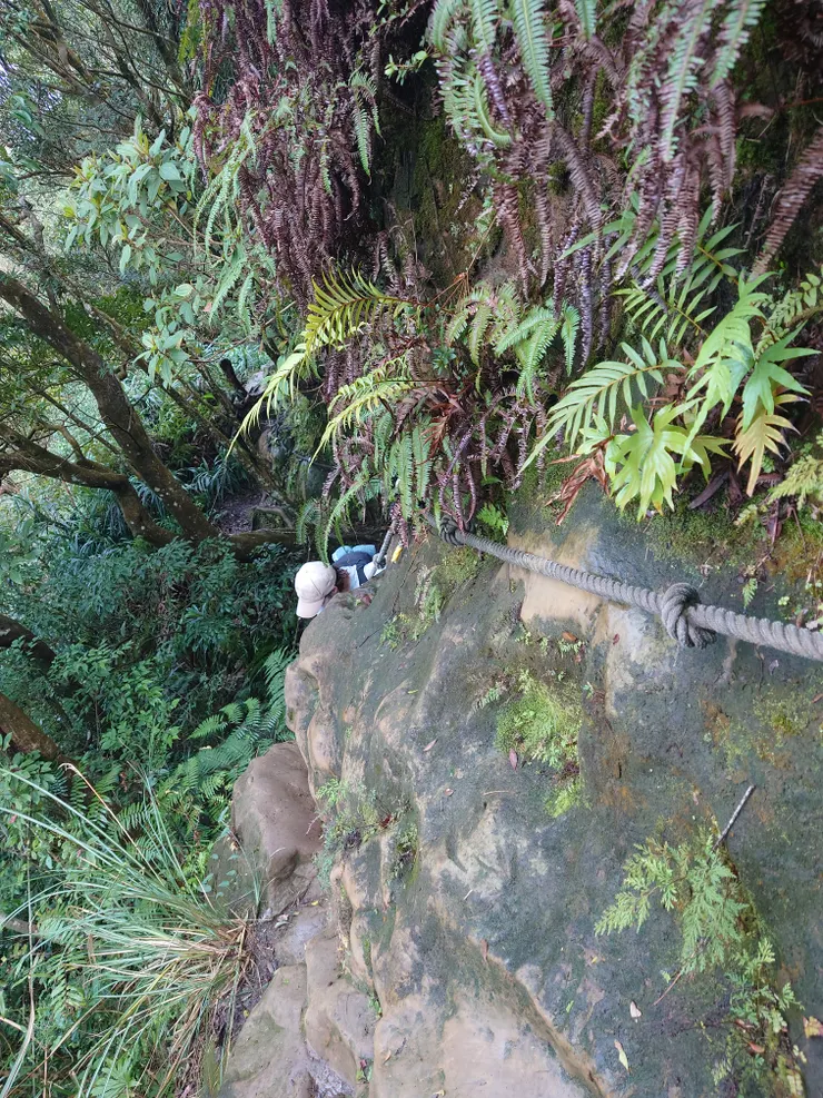 一個橫渡路段，筆架連峰沿途有2、3處這種需要橫渡的邊坡，橫渡過程手務必抓牢繩索
