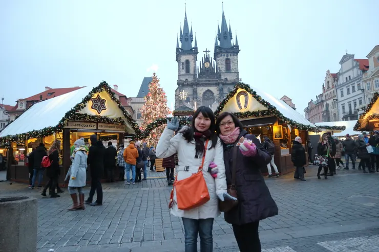 2016捷克,媽媽口中的童話世界布拉格,手上還拿著他最愛的肉桂捲