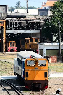 德馬牌機車將兩輛車推進車庫