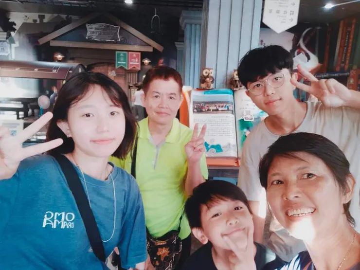 明騰和家人的合照。圖/張明騰