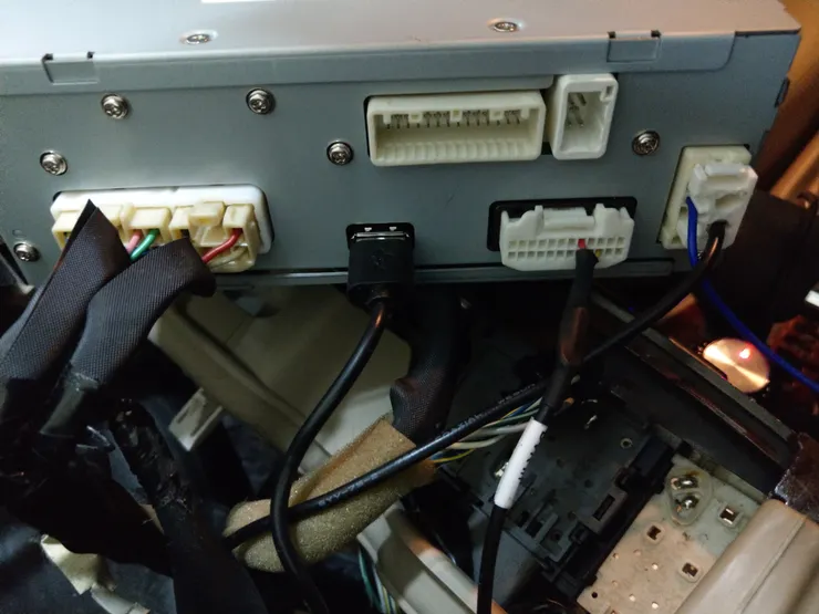 下排從左至右依序是喇叭線組，USB電源可供同屏器電源，行車紀錄器輸入轉接線，天線轉接線，右上方直立的接頭是倒車影像輸入，網路上的賣家非常貼心說明，也讓我確定這個想法是可行的。