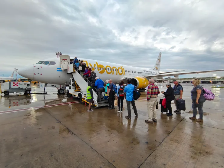 在BA的AEP機場搭乘包機往烏蘇懷亞，當天一早下著雨，有些令人憂心。