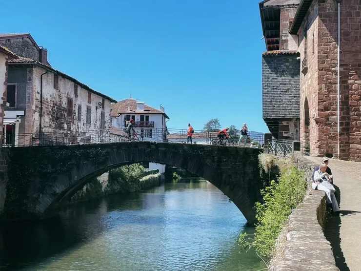 SJPP 位於庇里牛斯山北麓西南段，熱熱鬧鬧聚集來自世界各地的朝聖者，在小鎮悠哉休息片刻，準備開始每個人的朝聖之路，午後在河畔悠然享受日光的老夫婦，是小鎮最美的一抹風景。