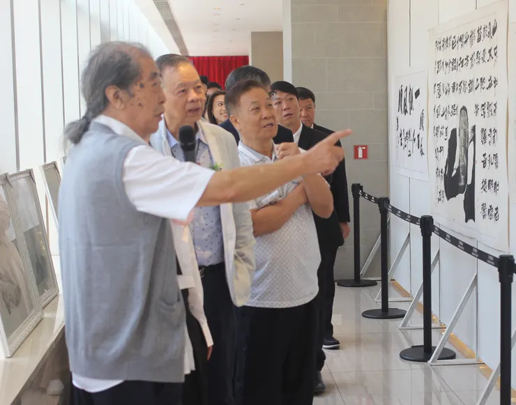 向家華向來賓介紹藝術作品