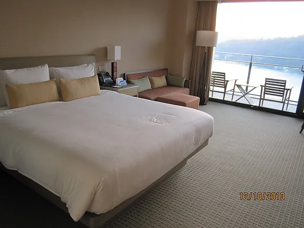 《一進門就看到整面落地窗，還有令人興奮的湖景》