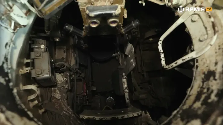 車長艙蓋向內看的畫面，上方具有夜視功能的TKN-2車長觀察目鏡。(畫面來源：Армія TV)