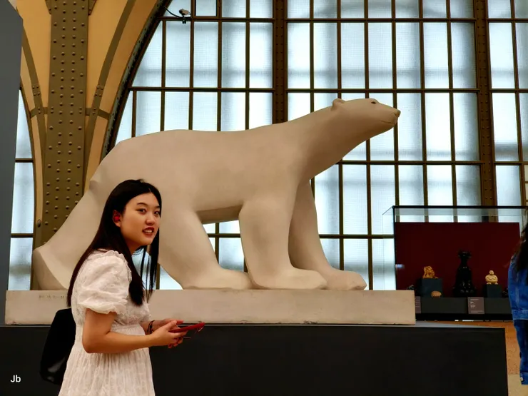 【法國雕塑家弗朗索瓦·龐朋（François Pompon）的著名雕塑作品《北極熊》（L'Ours blanc）， 創作於1930年前後，其風格簡潔流暢，被認為是現代雕塑的先驅。。