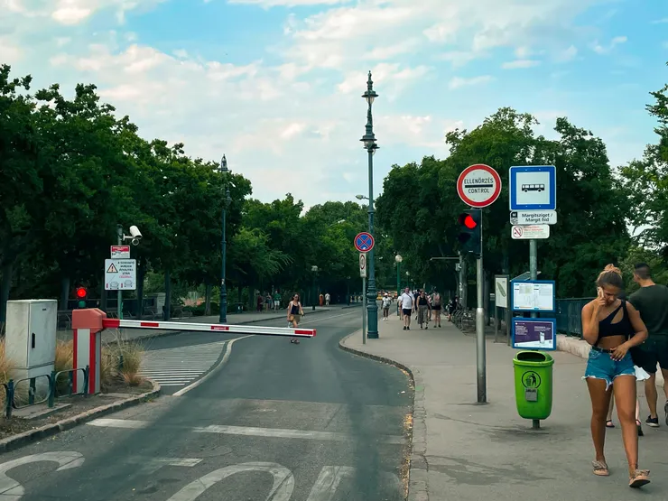 瑪格麗特島是公車下車處，亦是該島入口處，僅能步行入島。shot by Emma.
