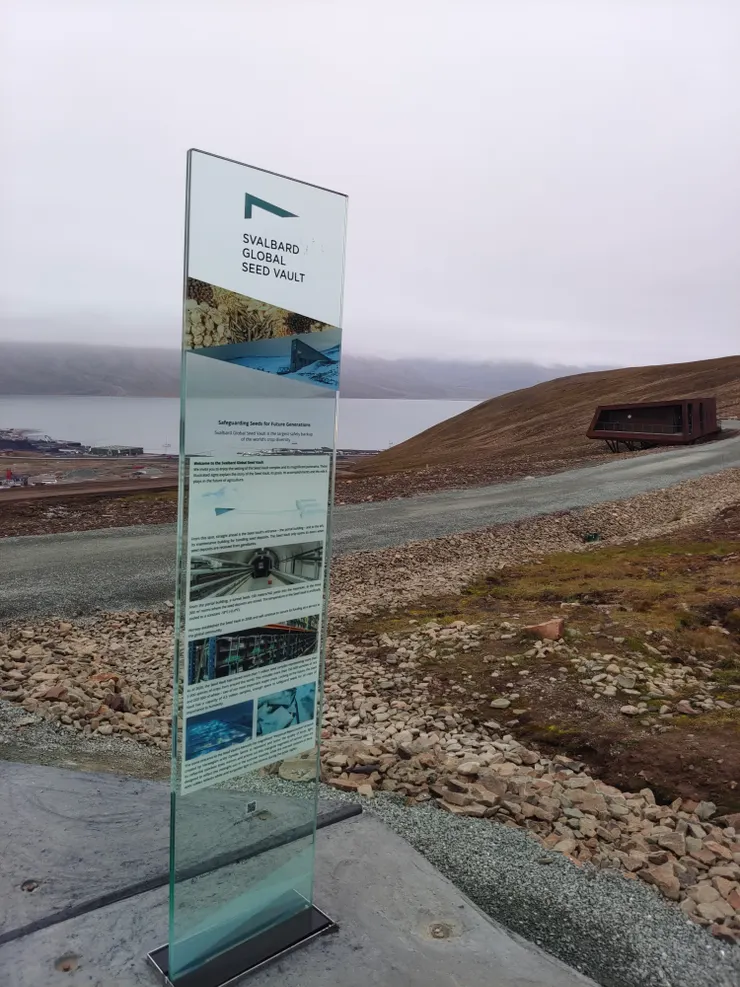 停車場旁有種子庫的簡介及內部照片。