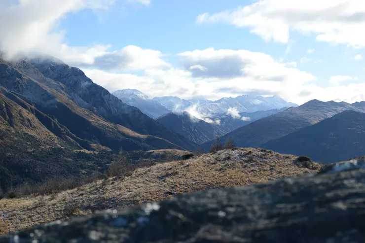 在 Queenstown Hill 上往後看綿延的山脈 