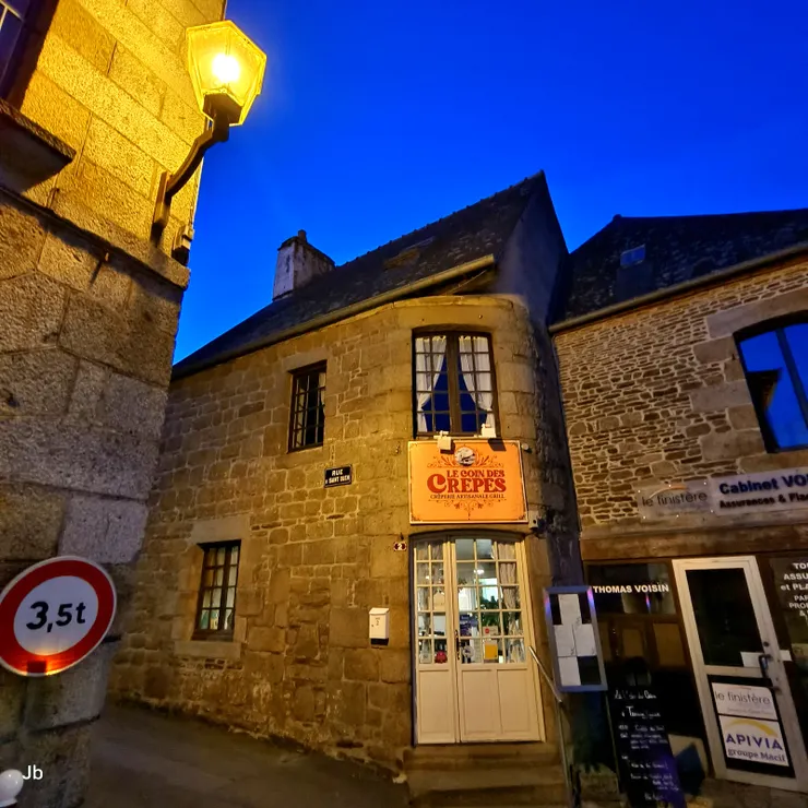 【為吃道地法國薄餅開車到曼羅克，色香味俱全佐蘋果酒餐廳名角落！城堡位置偏僻，抵達當晚，為去吃網路評價不錯的Le Coin Des Crêpes(法式薄餅），開車二十餘分鐘到曼羅克(maen roch)小鎮。】