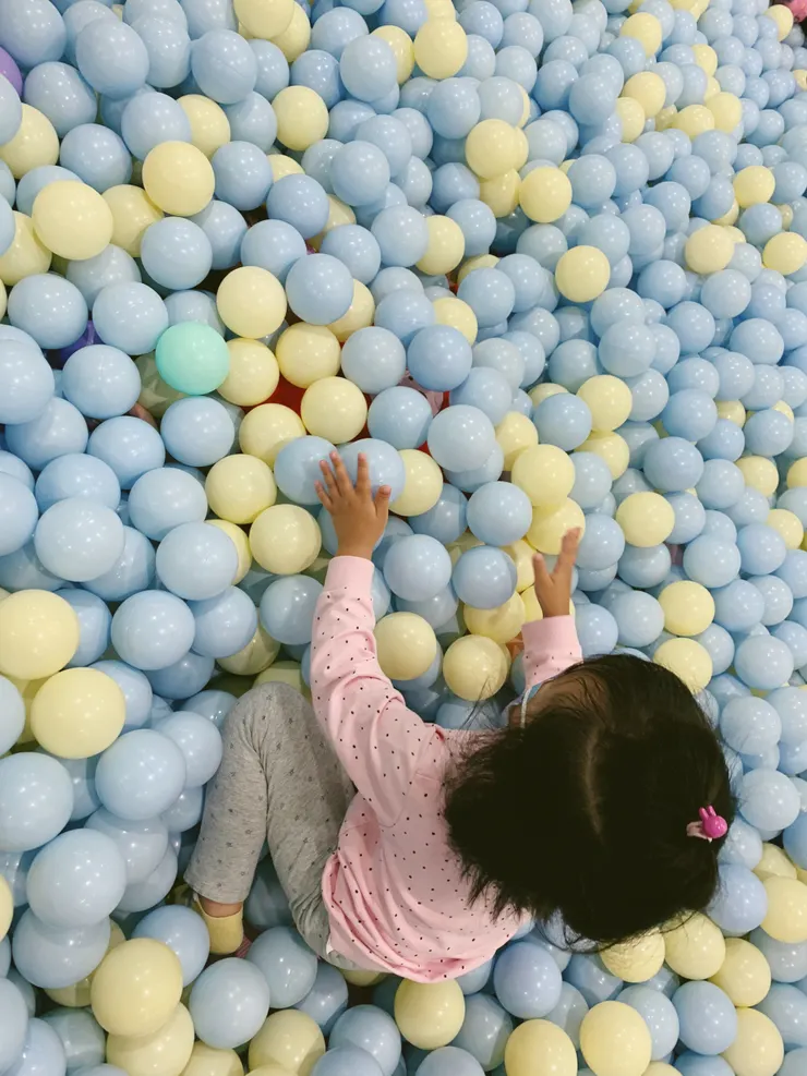 以為只有妹妹在玩球，其實姊姊正被妹妹埋在球池裡呢