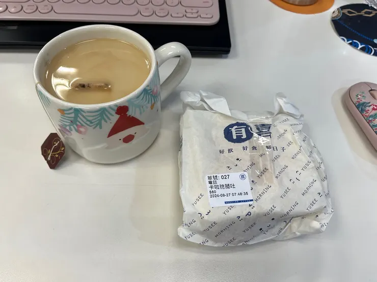 自製杏仁奶香蘋茶、咔啦脆雞吐司。