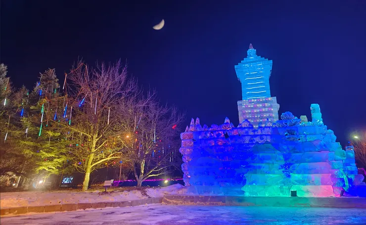 長春鏡月湖大門前自拍