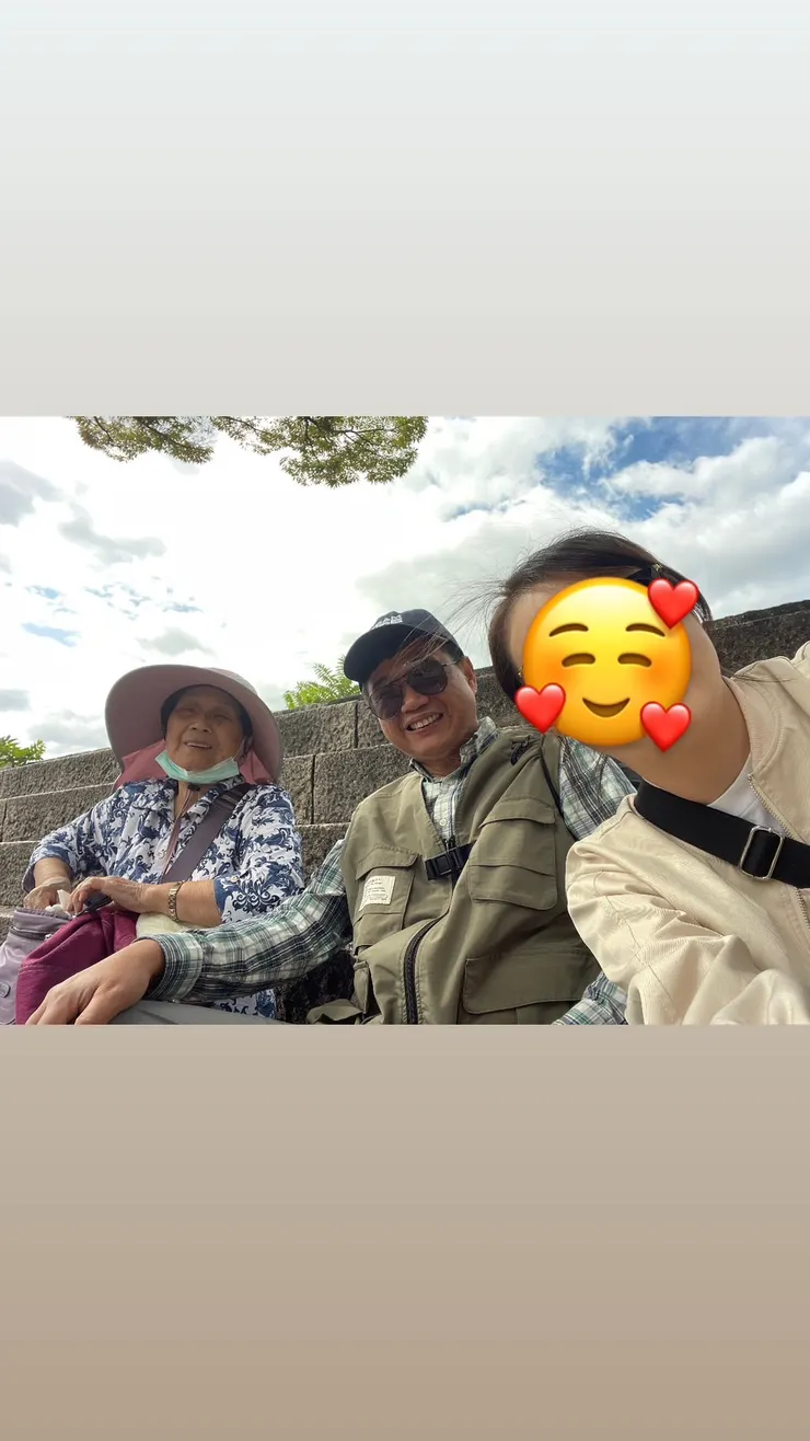 在天守閣旁的河畔乘涼休息中~