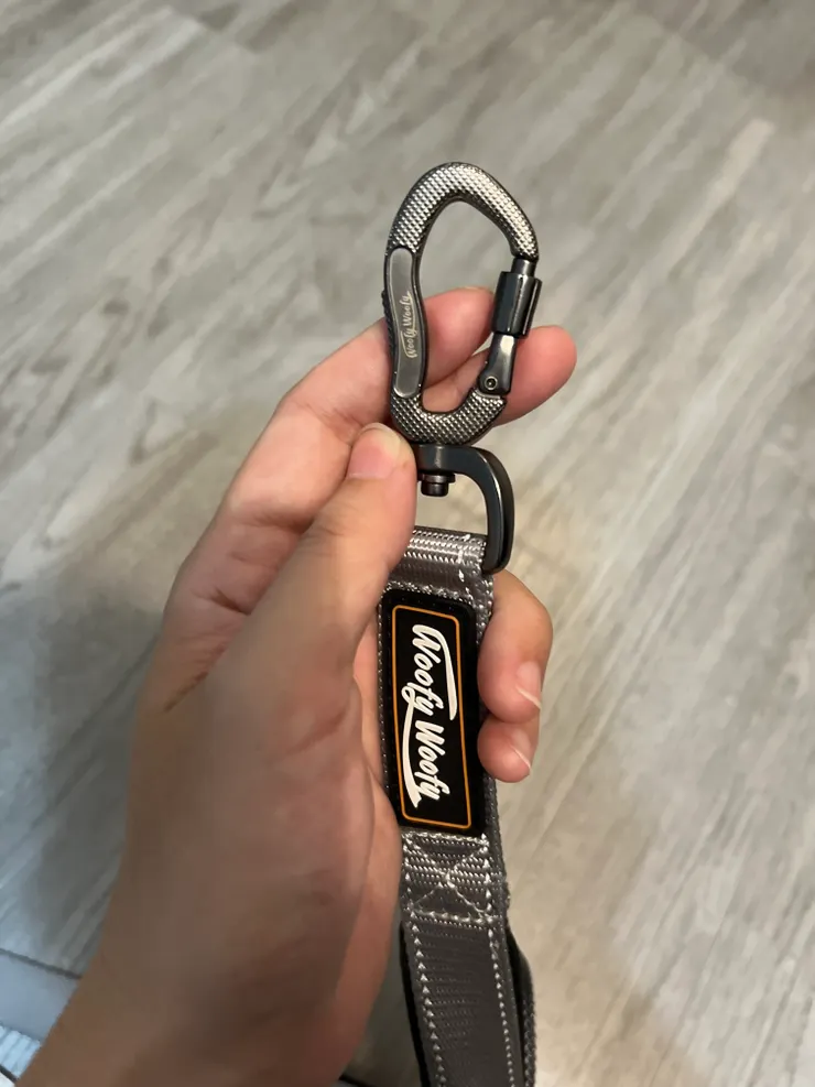 專利扣環，多了一款可旋鈕的安全鎖，讓扣環不太會脫落