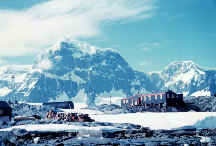 Port Lockroy，廢棄的英國研究站改設為南極博物館，背後為1,435公尺的Savoia Peak。照片來源：Harley D. Nygren