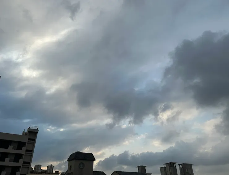 發呆的天空，前一刻還看到像羊咩咩的雲，下一刻馬上像現在一樣陰雲密佈XD 
