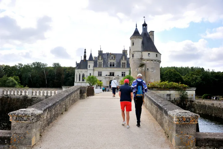 【過護城河橋走向城堡】