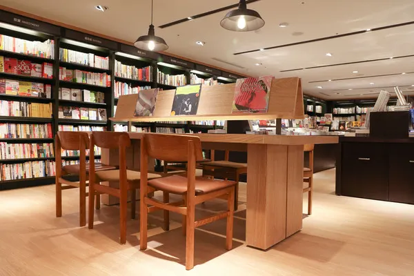 圖檔由誠品提供,記憶中的燈光確實是更昏黃的