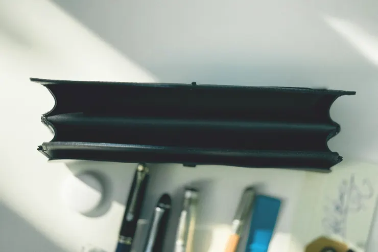 上視角來看，盒內有兩層分隔