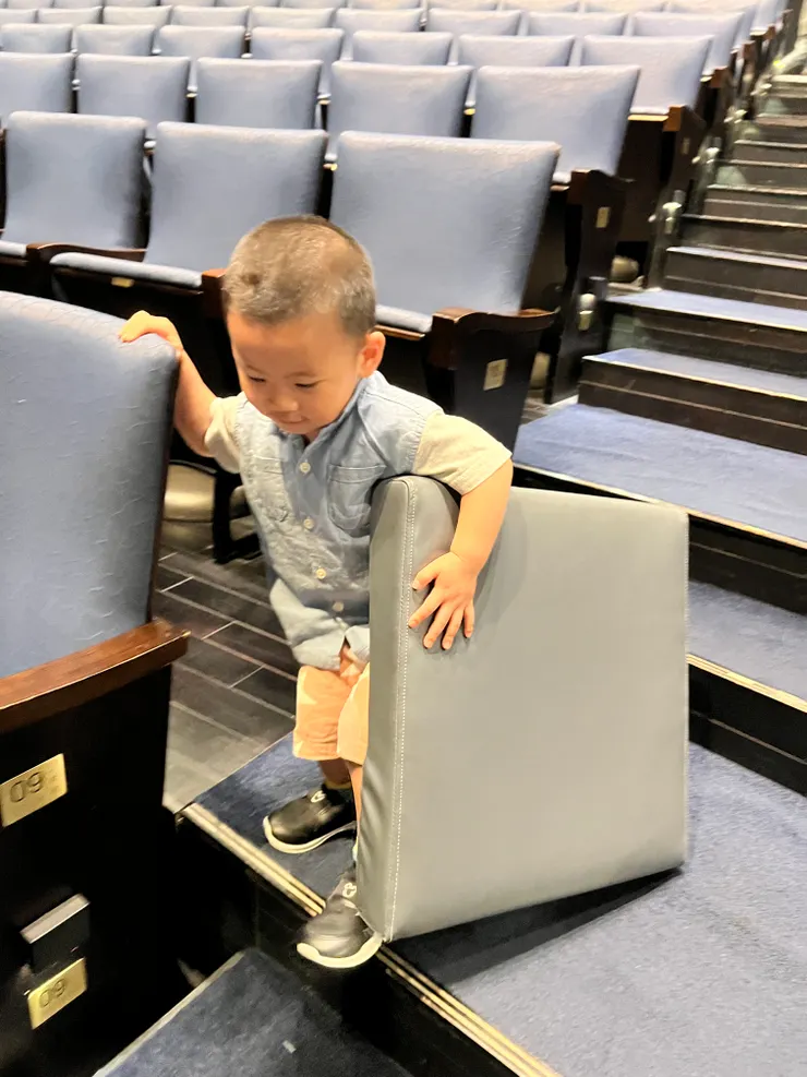 結束後，兒子開心拿著墊子離場