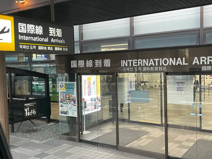 走出桃太郎機場就能看到搭巴士的地方有夠方便