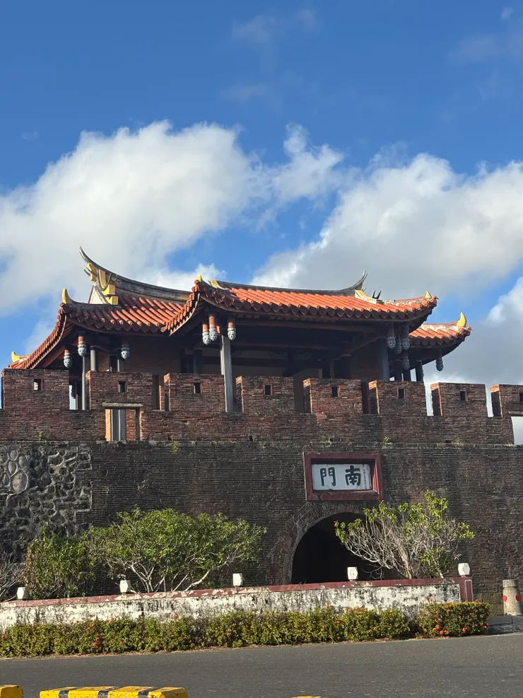 鎮中心南門，陽光正好的地方。