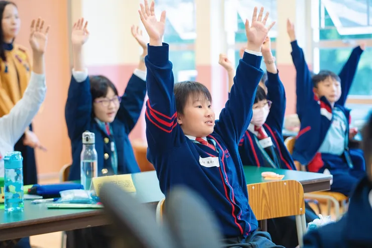 學生踴躍作答，有些還高舉雙手示意。