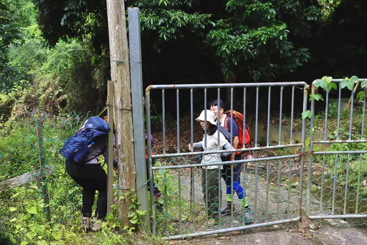 要越過一道上鎖的柵欄