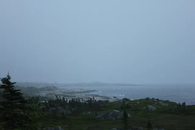 嶙峋的花崗岩遍佈海岸，像不像墳場？