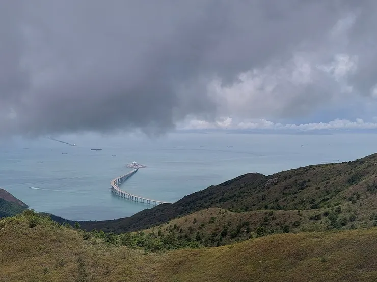 看起來應該是跨海大橋，還沒建好