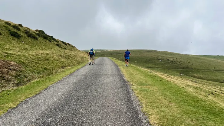 朱爸走在雪莉阿嬤的後面