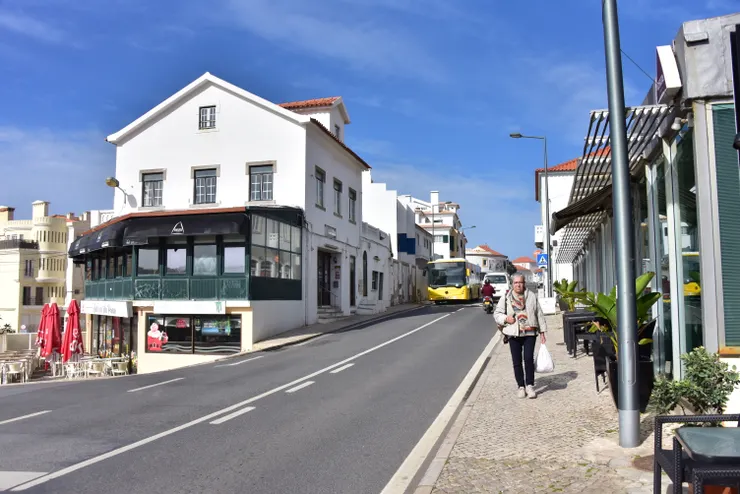 卡斯凱什的街景,旁邊就是沙灘。