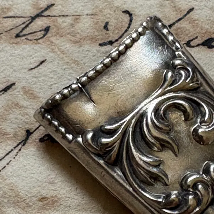 另一面空白無打印,空白面有頂端有一裂痕。