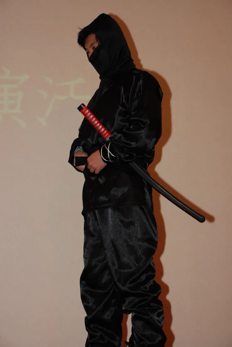 中型尾牙的場景。治裝費通常要自己出。