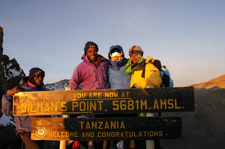 （圖說：往非洲吉利馬札羅山主峰的路上，效法基督「道成肉身」，展現有愛、有光、有溫度的生命，來幫助服務對象（見證基督）。)
